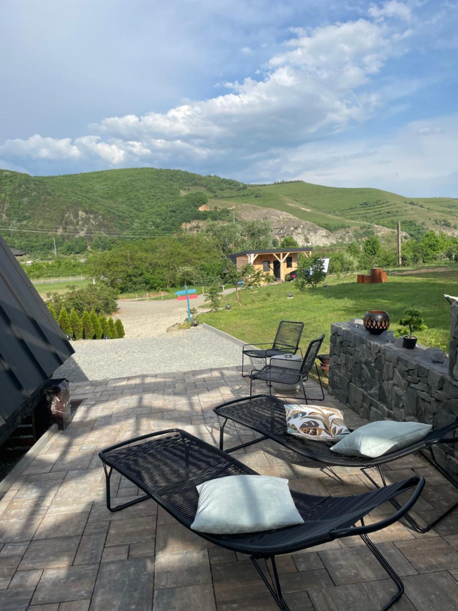 A Frame 1 Transalpina Hotell Petresti Exteriör bild